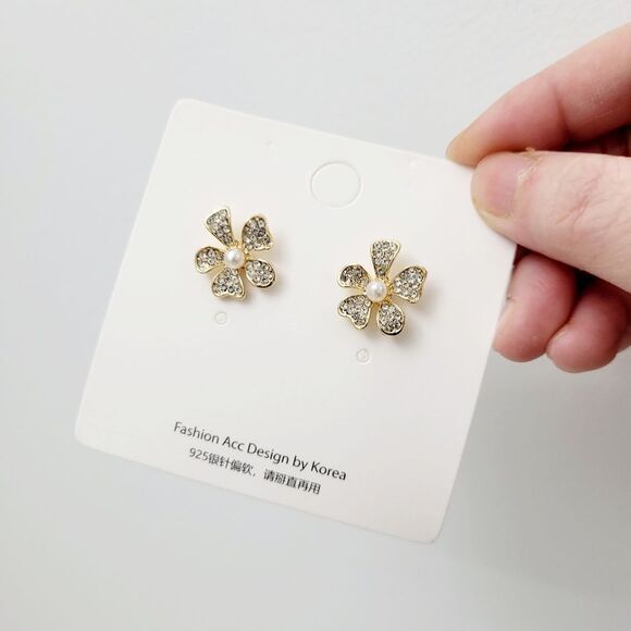 Brand New Gold Tone Flower Pearl Rhinestone Earrings - Picture 3 of 6